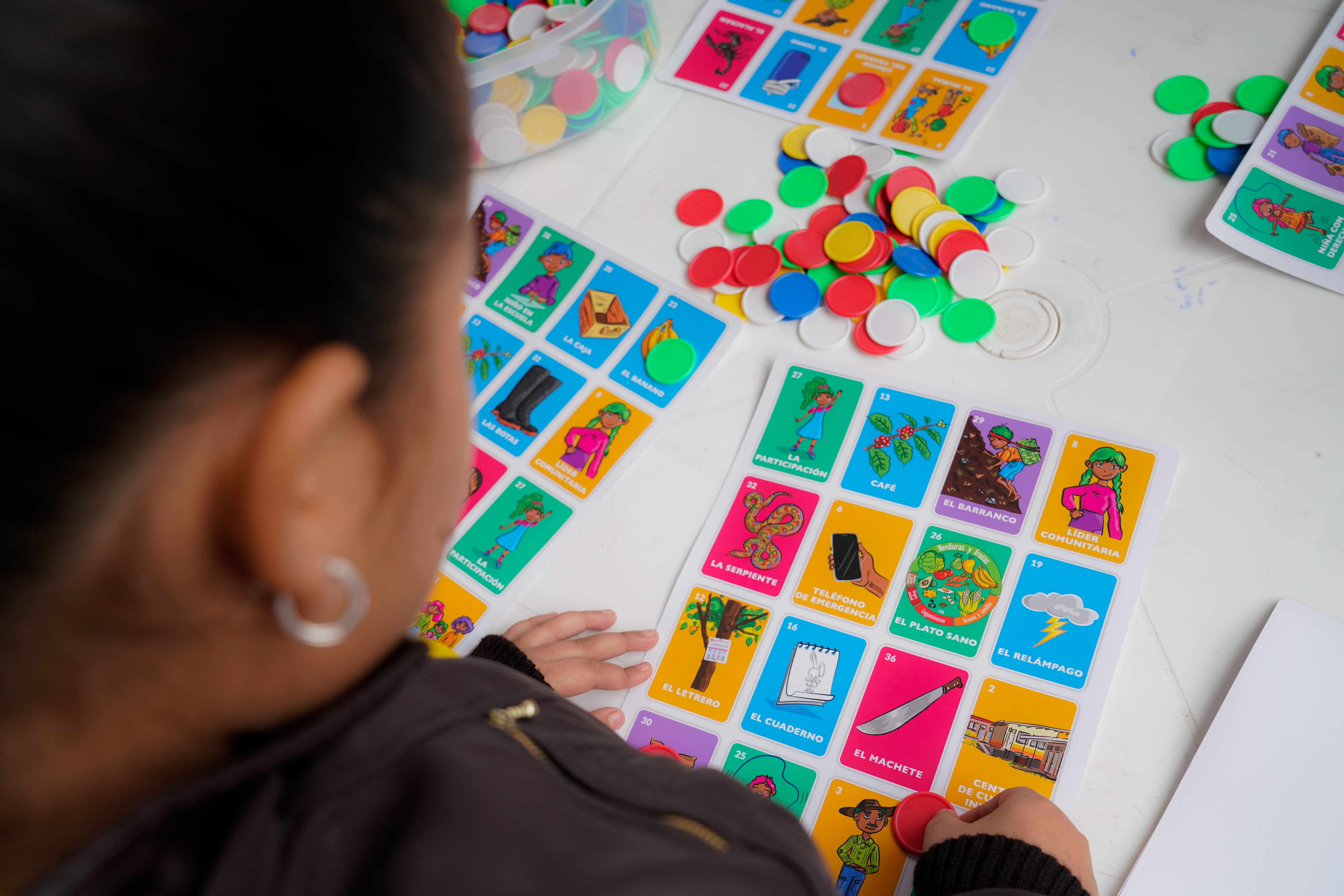 Niña jugando lotería