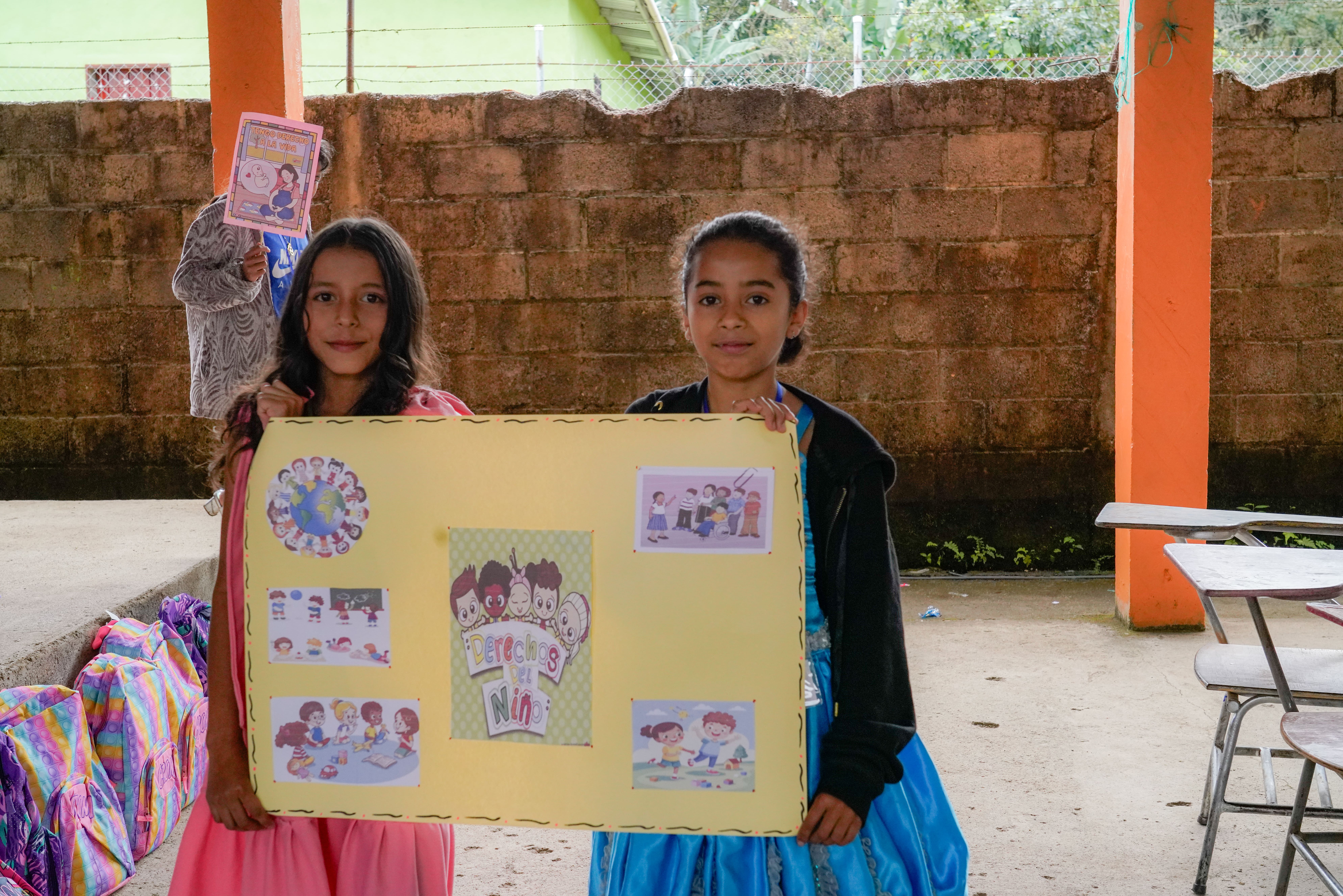 Niñas con cartel de derechos