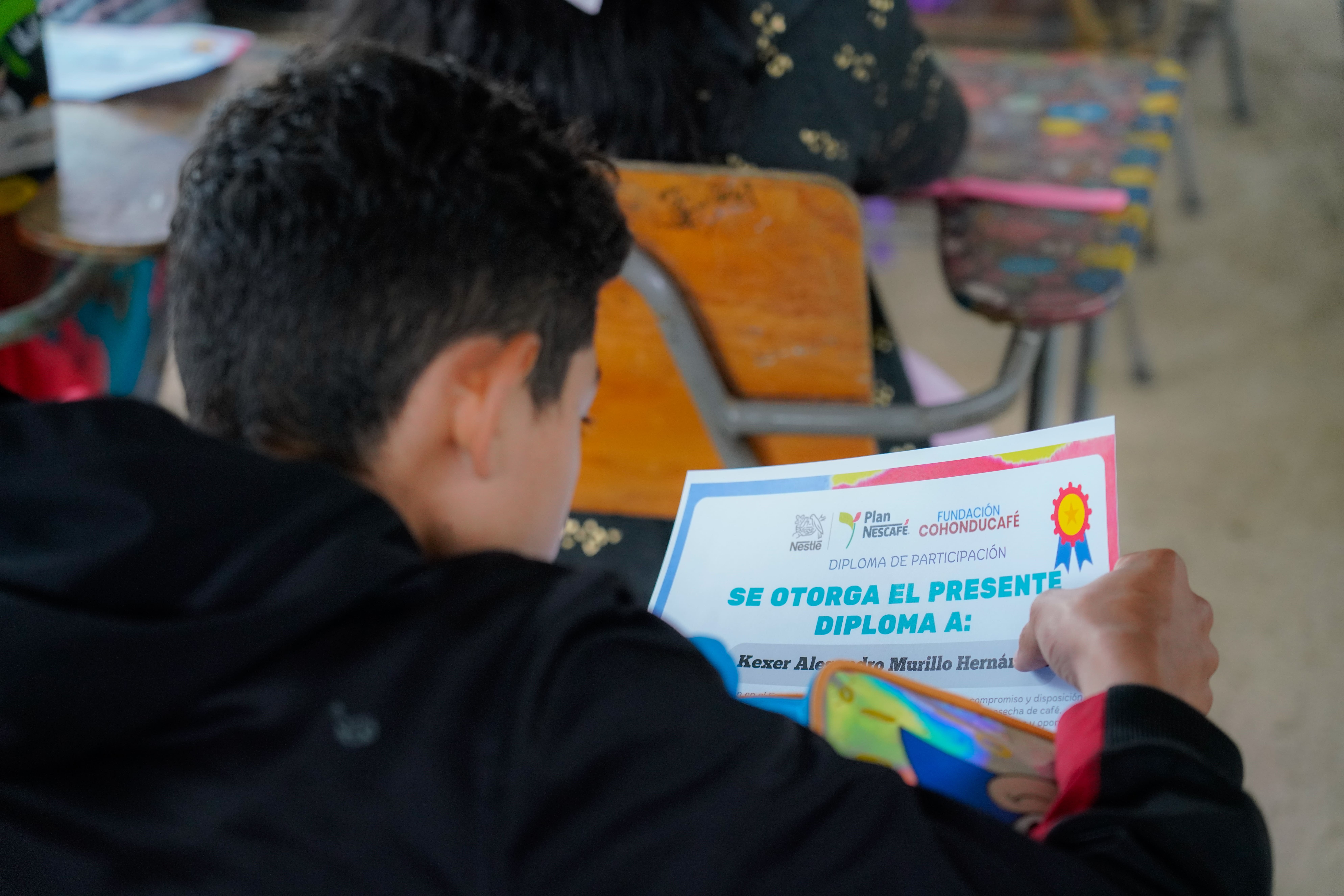Niño con diploma