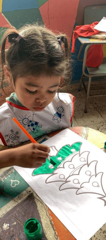 Niña pintando